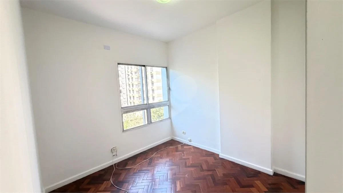 Wood or laminate floors in a 3-bedroom apartment, 91 m² — photo 9