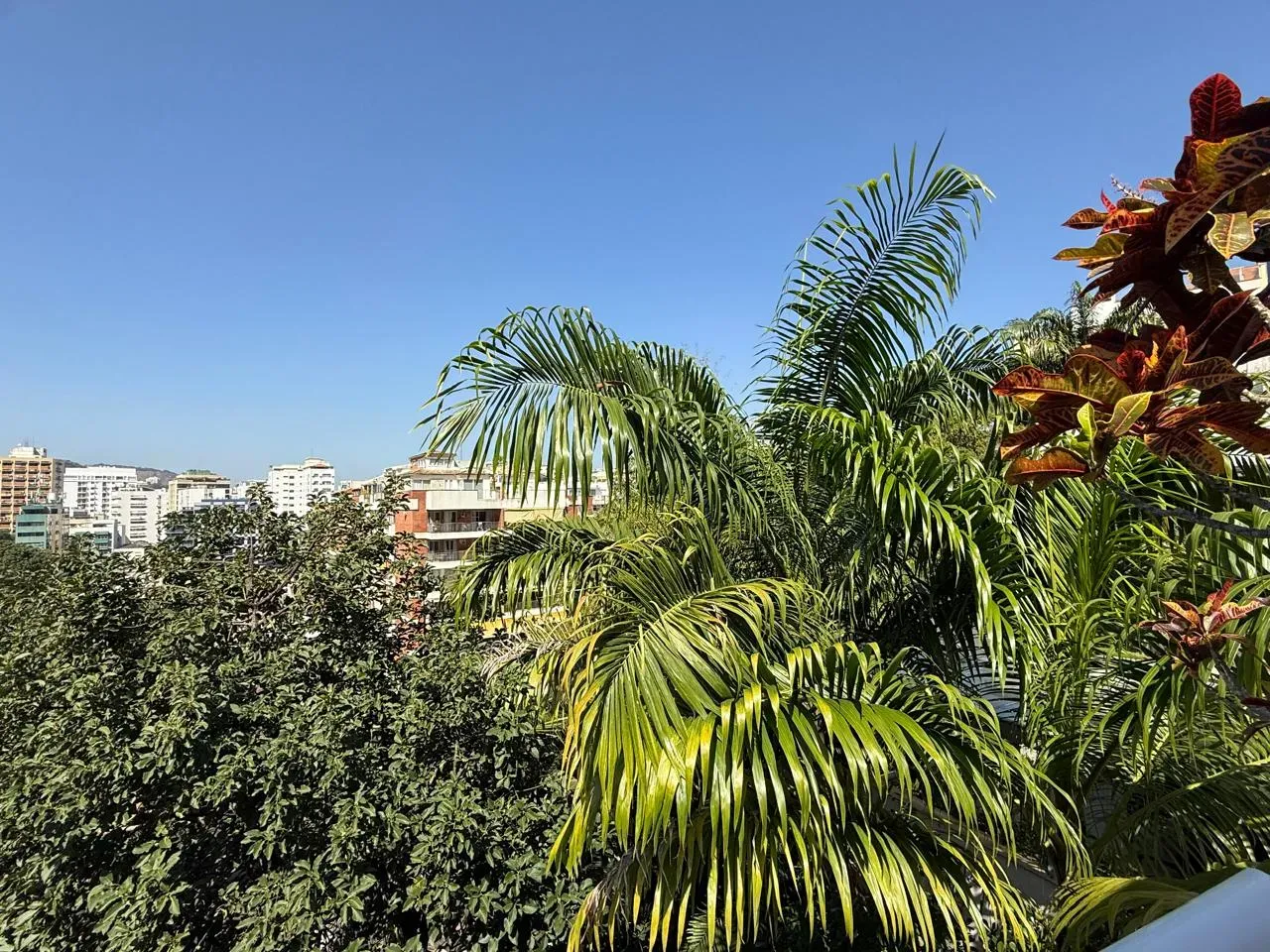 Furnished 470 m² house with 4 en-suite bedrooms and pool — photo 47