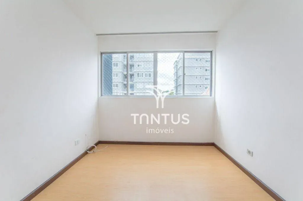 Wood or laminate floors in a 2-bedroom apartment, 66 m² — photo 27