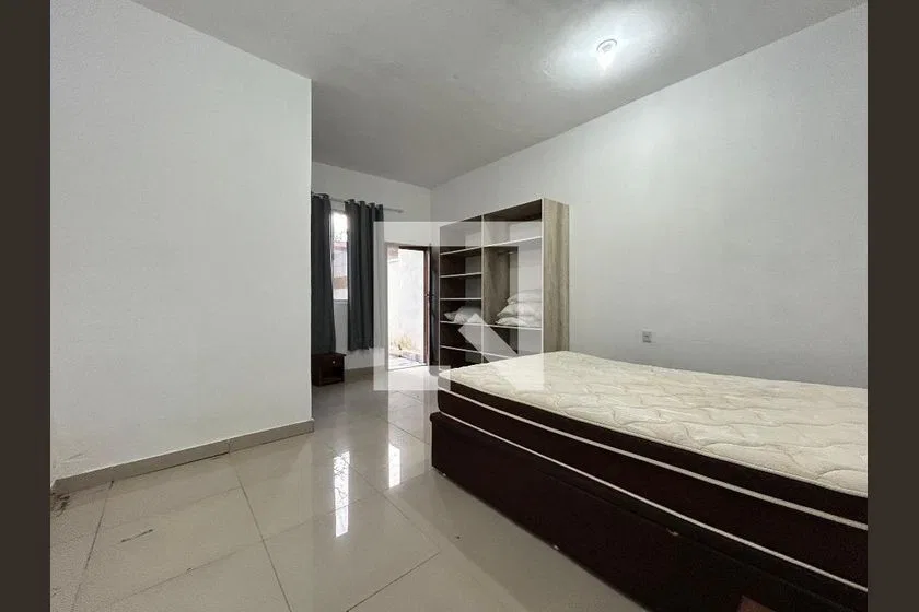 Furnished house with 2 en-suite bedrooms and private yard — photo 5