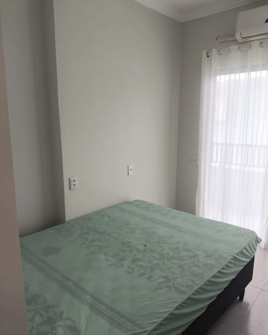 One-bedroom apartment with a washing machine