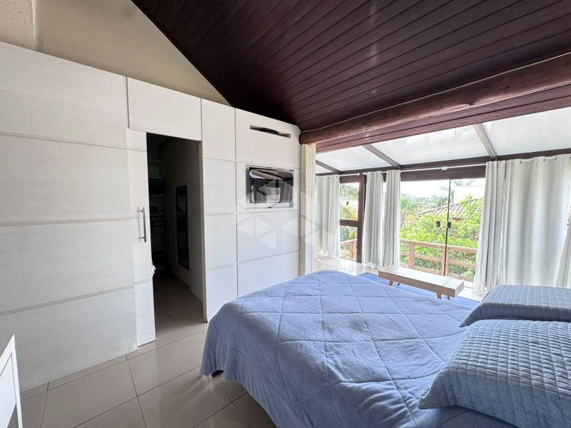 Walk-in closet in a 3-bedroom house, 224 m² — photo 13