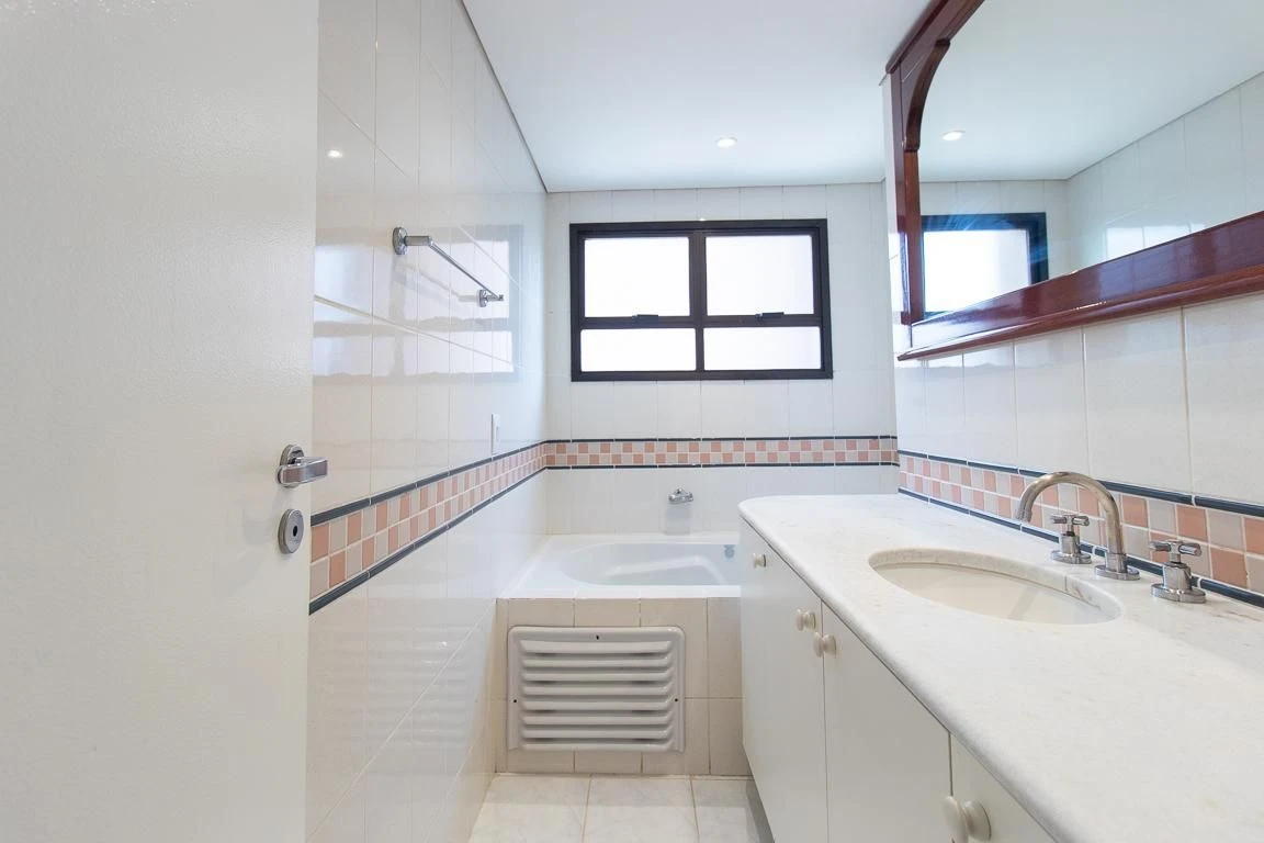 3-bedroom apartment with a bathtub in Curitiba — photo 43