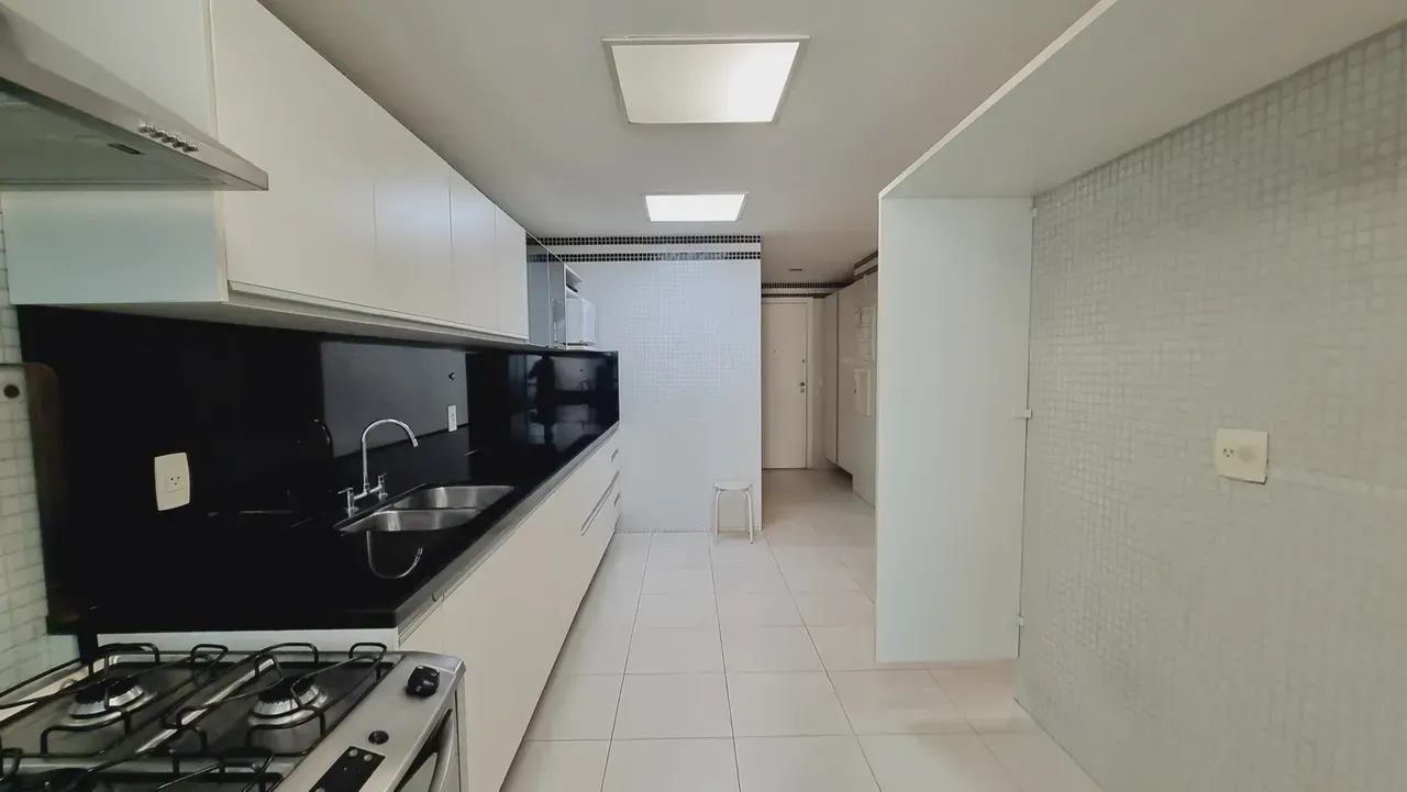 Apartment with open-plan kitchen and 4 bedrooms — photo 7