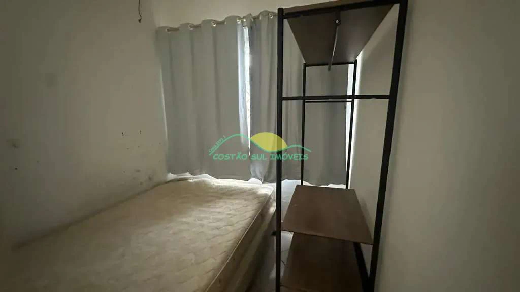 Furnished 30 m² studio with open-plan gas kitchen