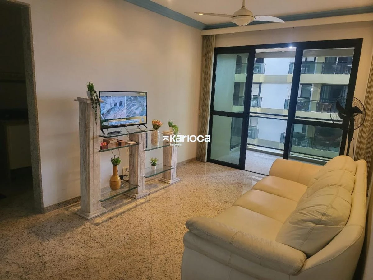 Glass-enclosed balcony in a one-bedroom apartment, 52 m² — photo 11