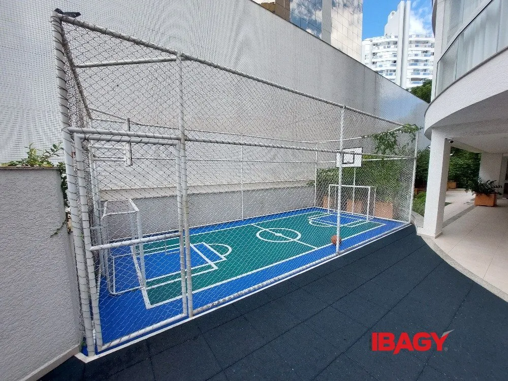 4-bedroom apartment in a building with a pool — photo 8