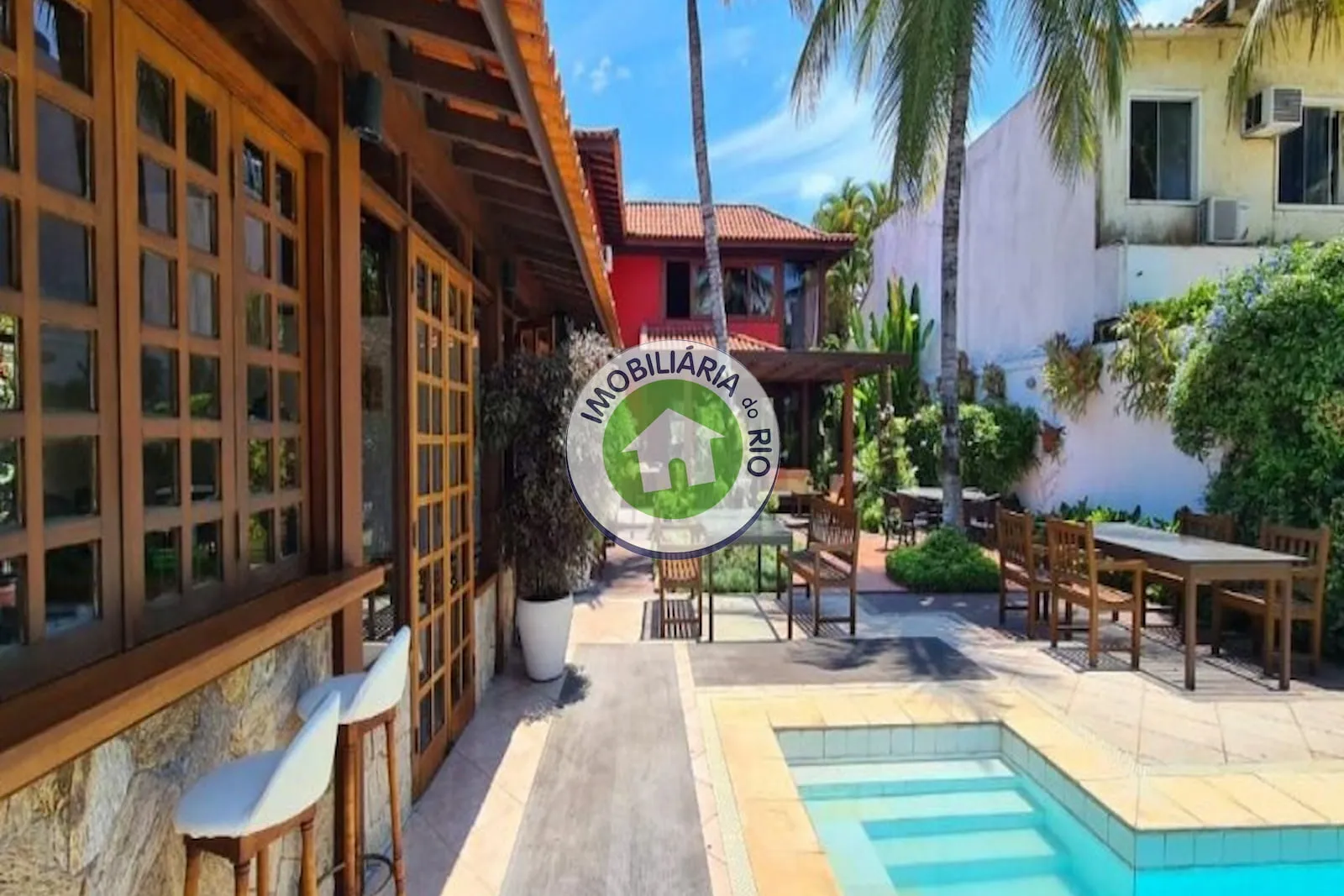 House with a balcony, 5 bedrooms and 5 bathrooms — photo 3