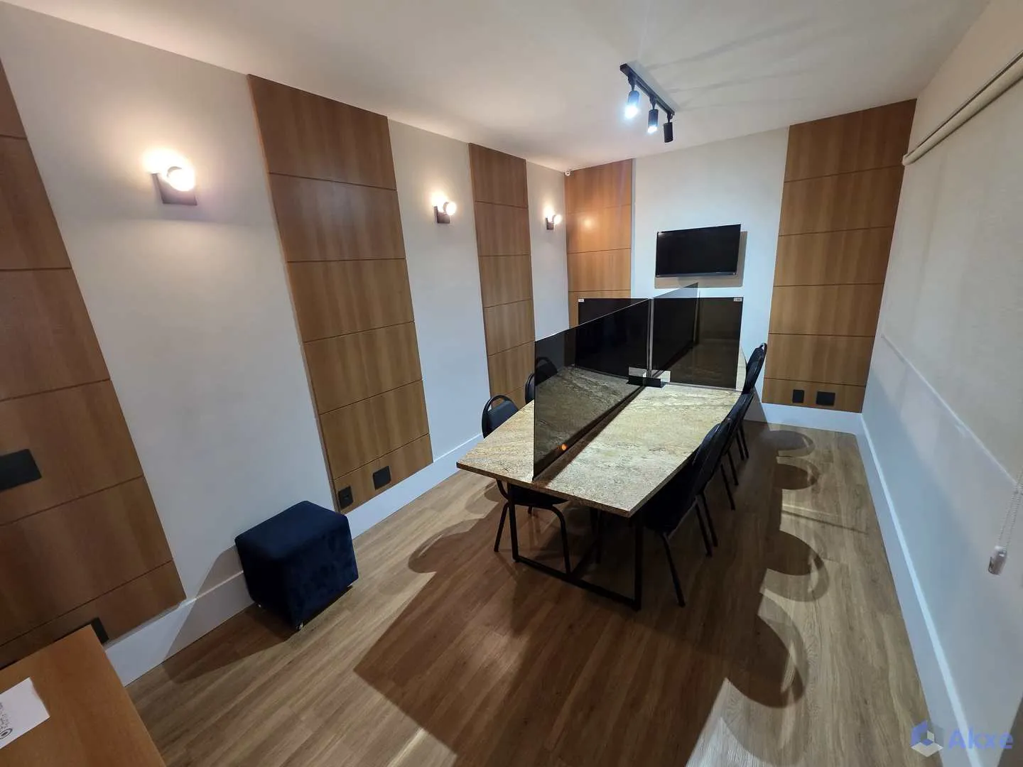 2-bedroom apartment with an enclosed glass balcony — photo 45