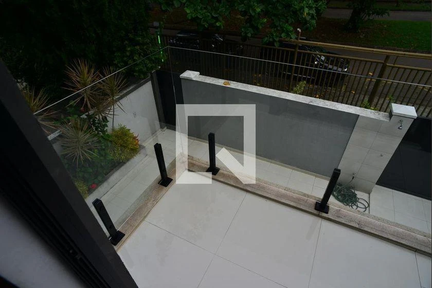 6-bedroom house with a bathtub — photo 23