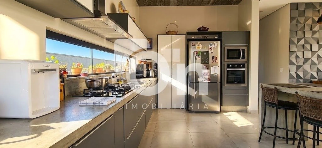 2-bedroom house with a mountain view in Florianópolis — photo 2