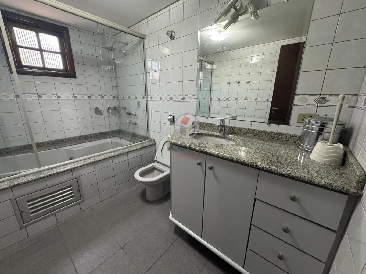 3-bedroom house with a bathtub in Curitiba — photo 36