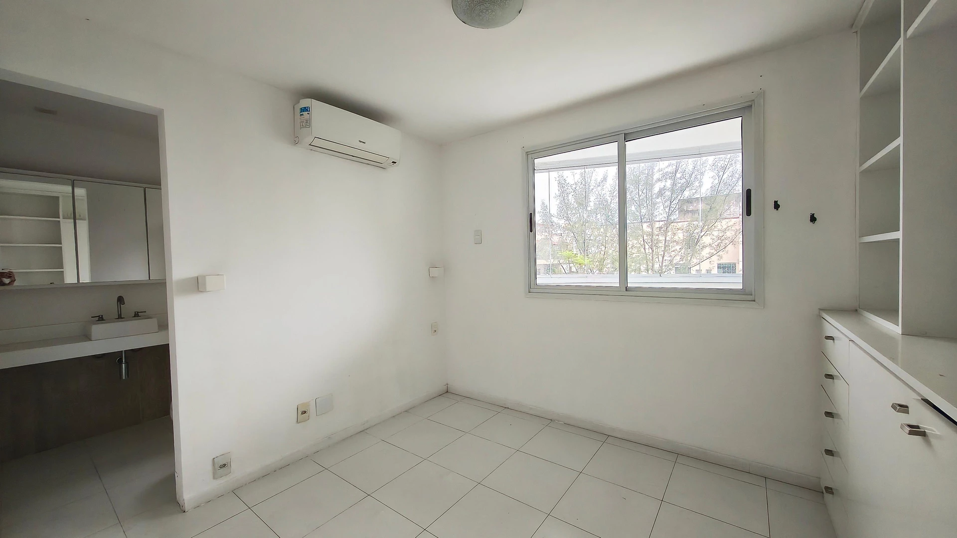 Apartment, 75 m², with a glass-enclosed balcony — photo 13