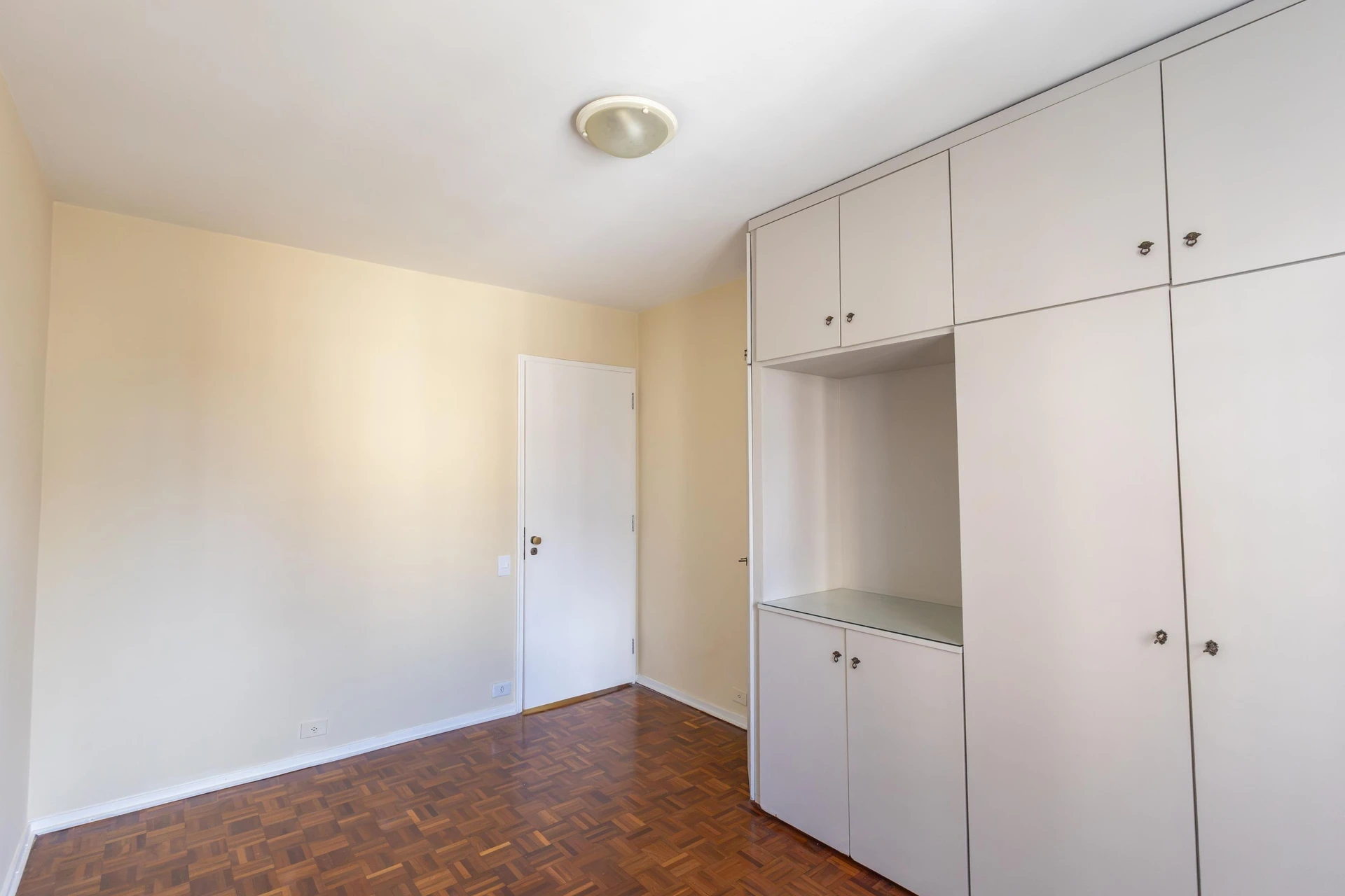 Furnished apartment, 283 m², with a glass-enclosed balcony — photo 27