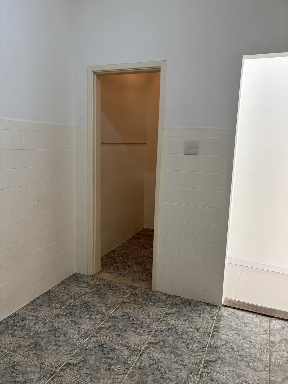 Unfurnished house with a glass shower and electric showerhead — photo 4