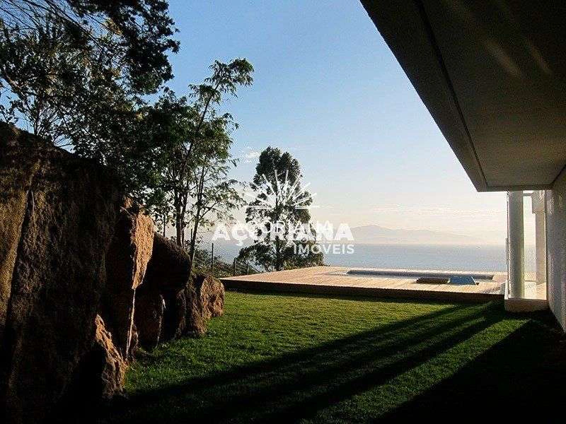 3-bedroom house with 718 m² and floor-to-ceiling windows
