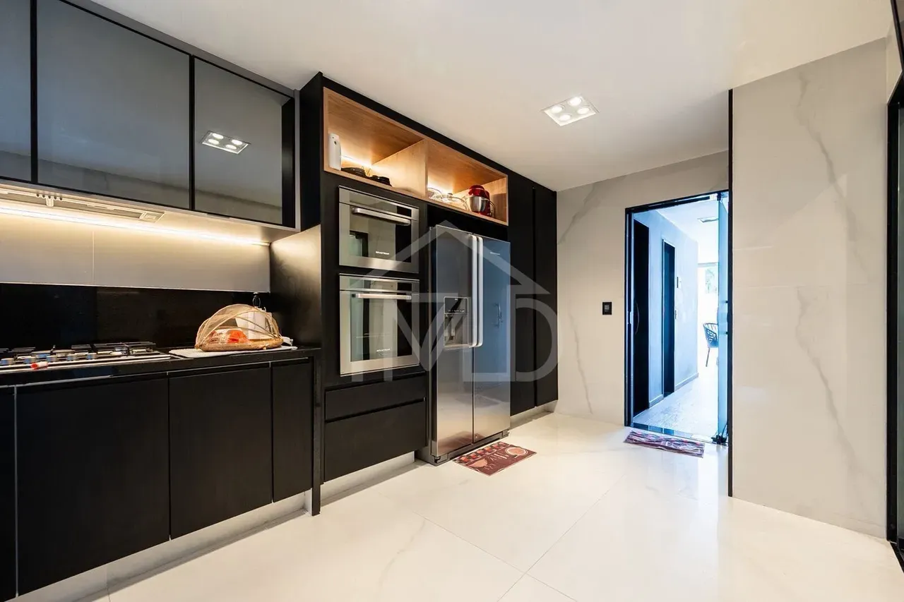 Furnished 6-bedroom house, 266 m² and 3 parking spots — photo 11
