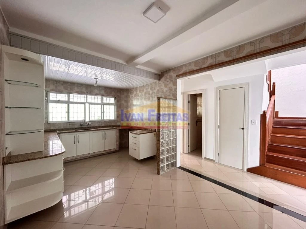 3-bedroom house with a walk-in closet in Curitiba — photo 16