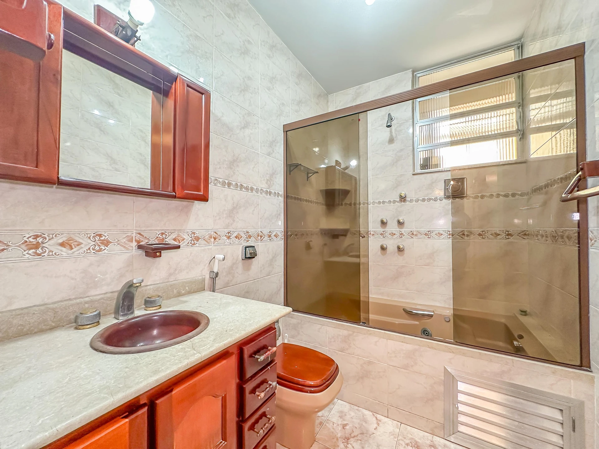 140 m² apartment with a jacuzzi and a bathtub — photo 32