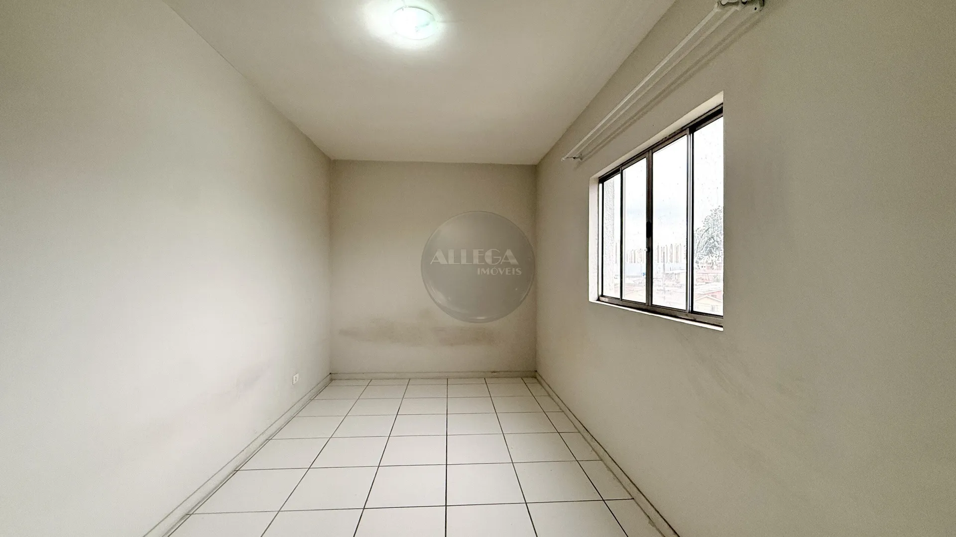 Balcony with a grill in a one-bedroom apartment, 60 m² — photo 12