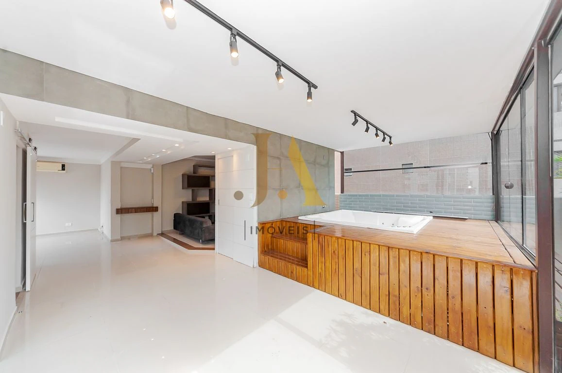Furnished apartment, 210 m², with a glass-enclosed balcony — photo 9