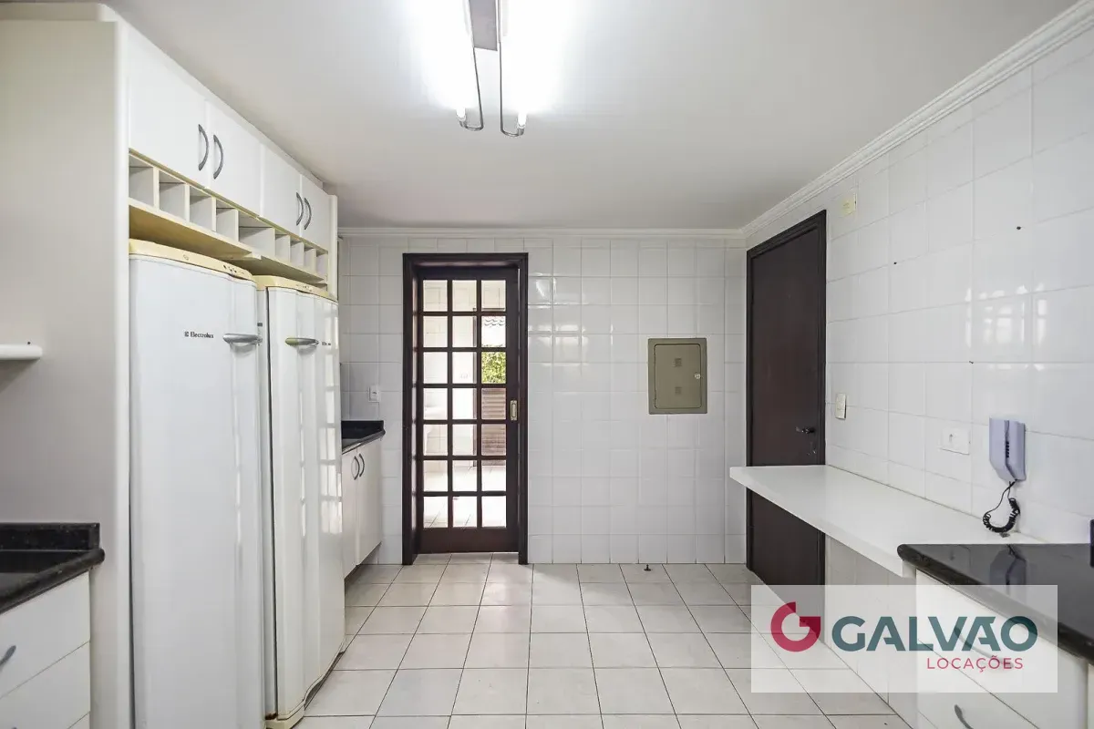 3-bedroom house with a bathtub — photo 6
