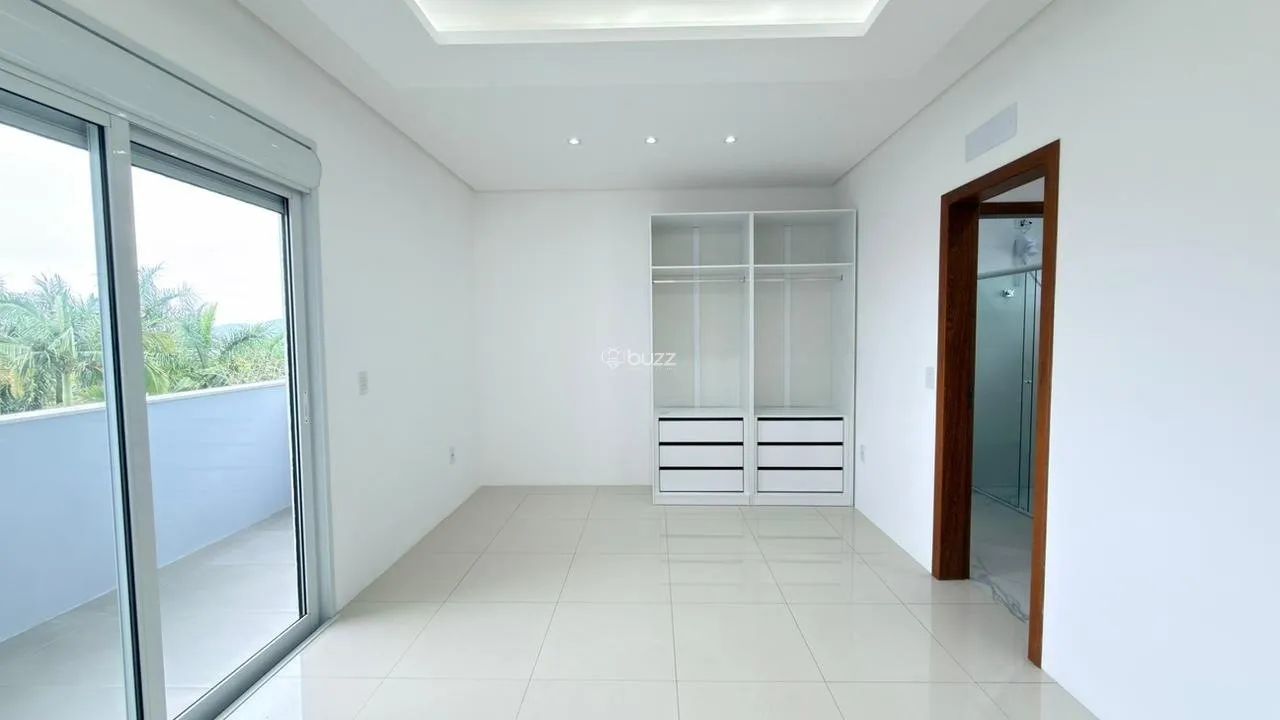Balcony with a grill in a 2-bedroom house, 140 m² — photo 4