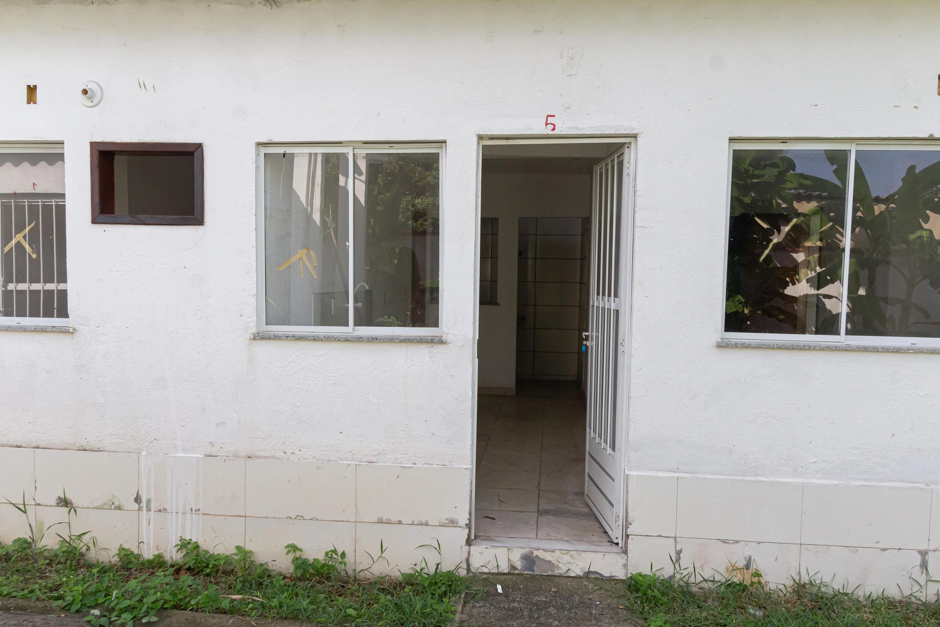 Unfurnished studio rental with private garden and 1 suite — photo 39