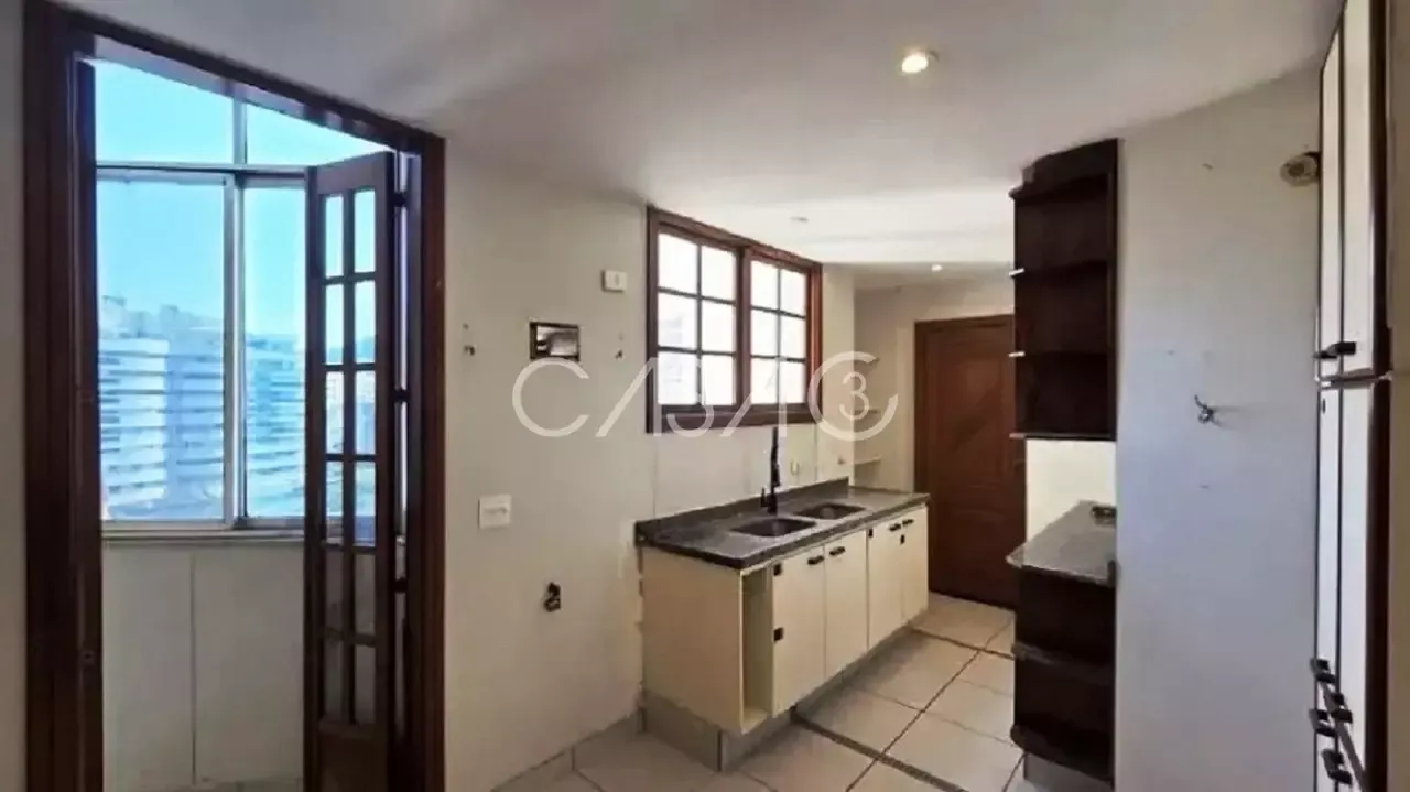 190 m² apartment with a walk-in closet and a water view — photo 15