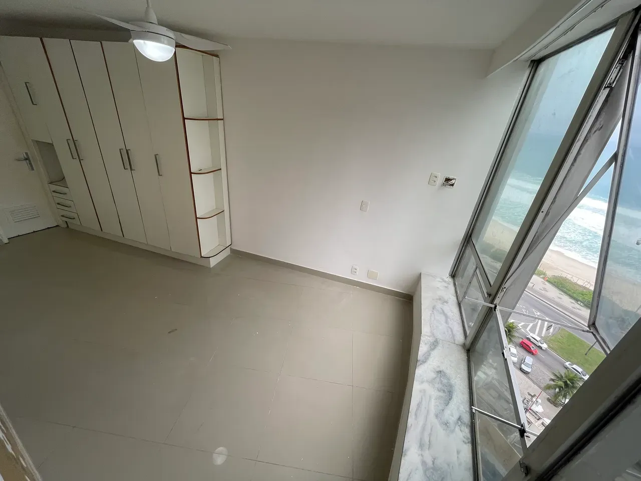 Unfurnished apartment with floor to ceiling windows — photo 28