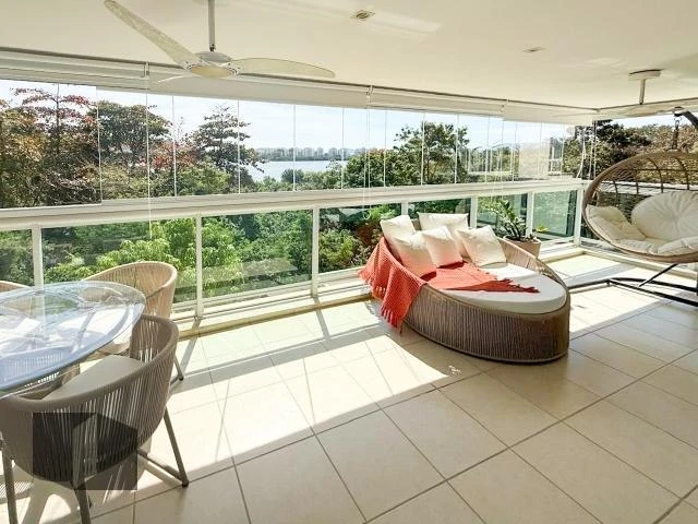 226 m² apartment with 4 en-suite bedrooms and glass balcony — photo 6