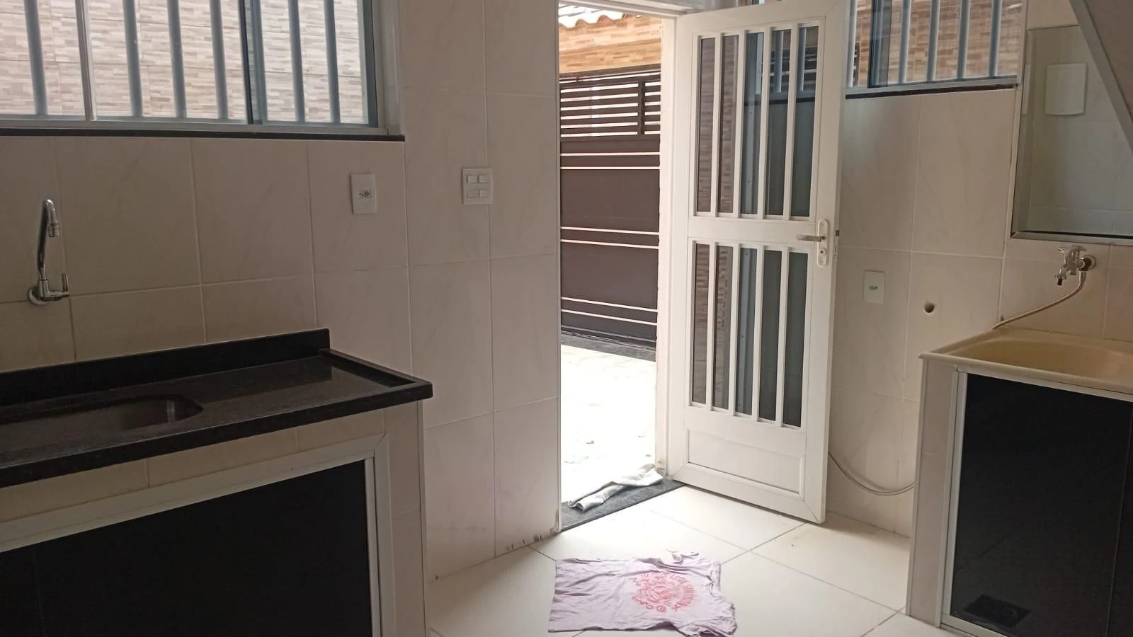 House with 2 bedrooms, 1 bathroom and separate kitchen — photo 10