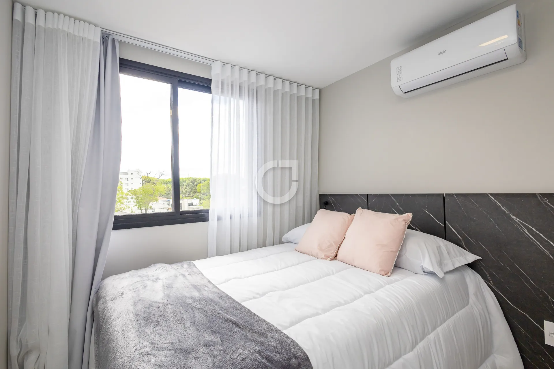 Furnished 1-bedroom apartment with open-plan kitchen — photo 8