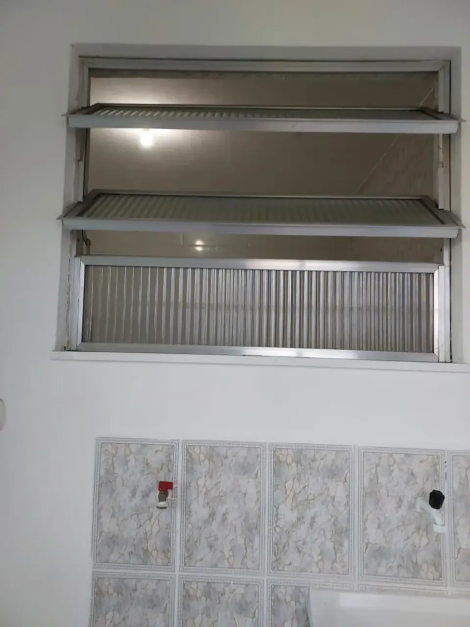 Unfurnished 1-bedroom apartment with a closed kitchen — photo 2