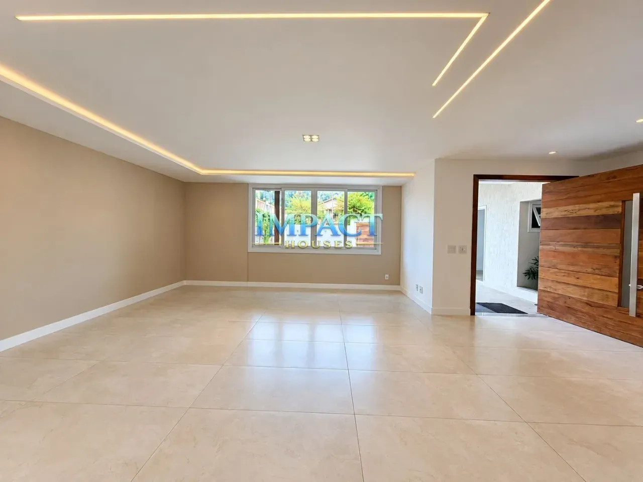 4-bedroom house with a walk-in closet — photo 4