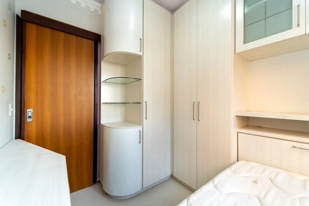 Balcony with a grill in a 2-bedroom apartment, 59 m² — photo 5