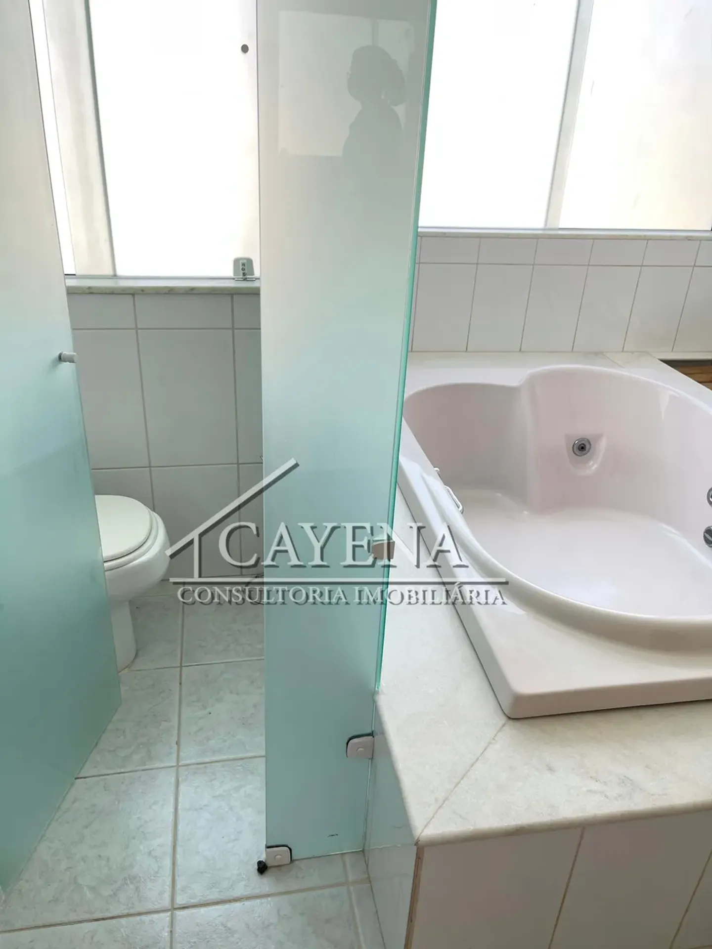 4 quartos e banheira: casa de 650 m² — photo 58