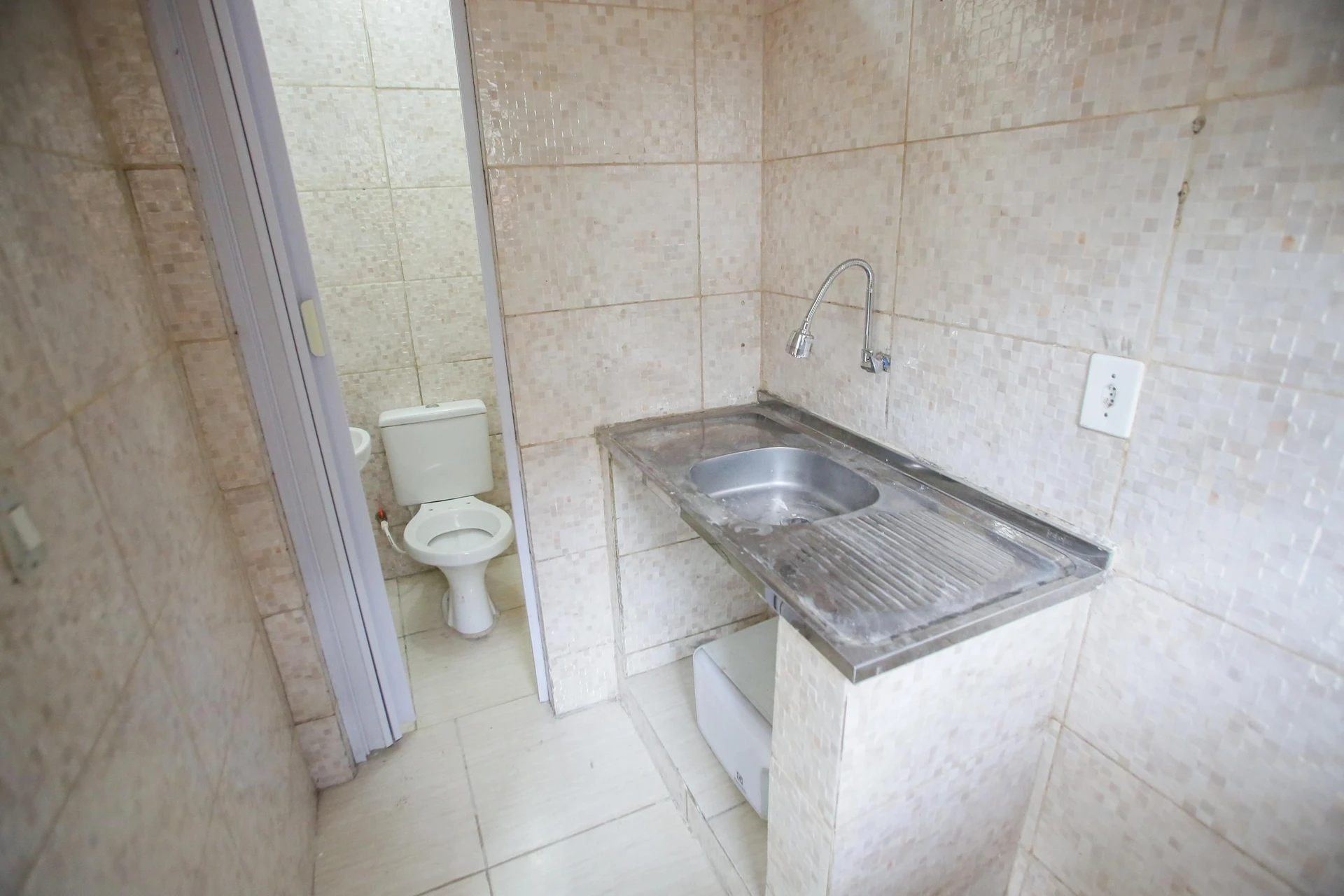 Unfurnished studio with 1 bedroom and 1 bathroom — photo 11