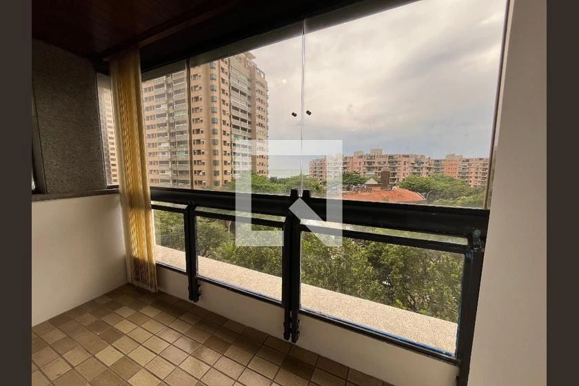 Glass-enclosed balcony in a 3-bedroom apartment, 103 m² — photo 4