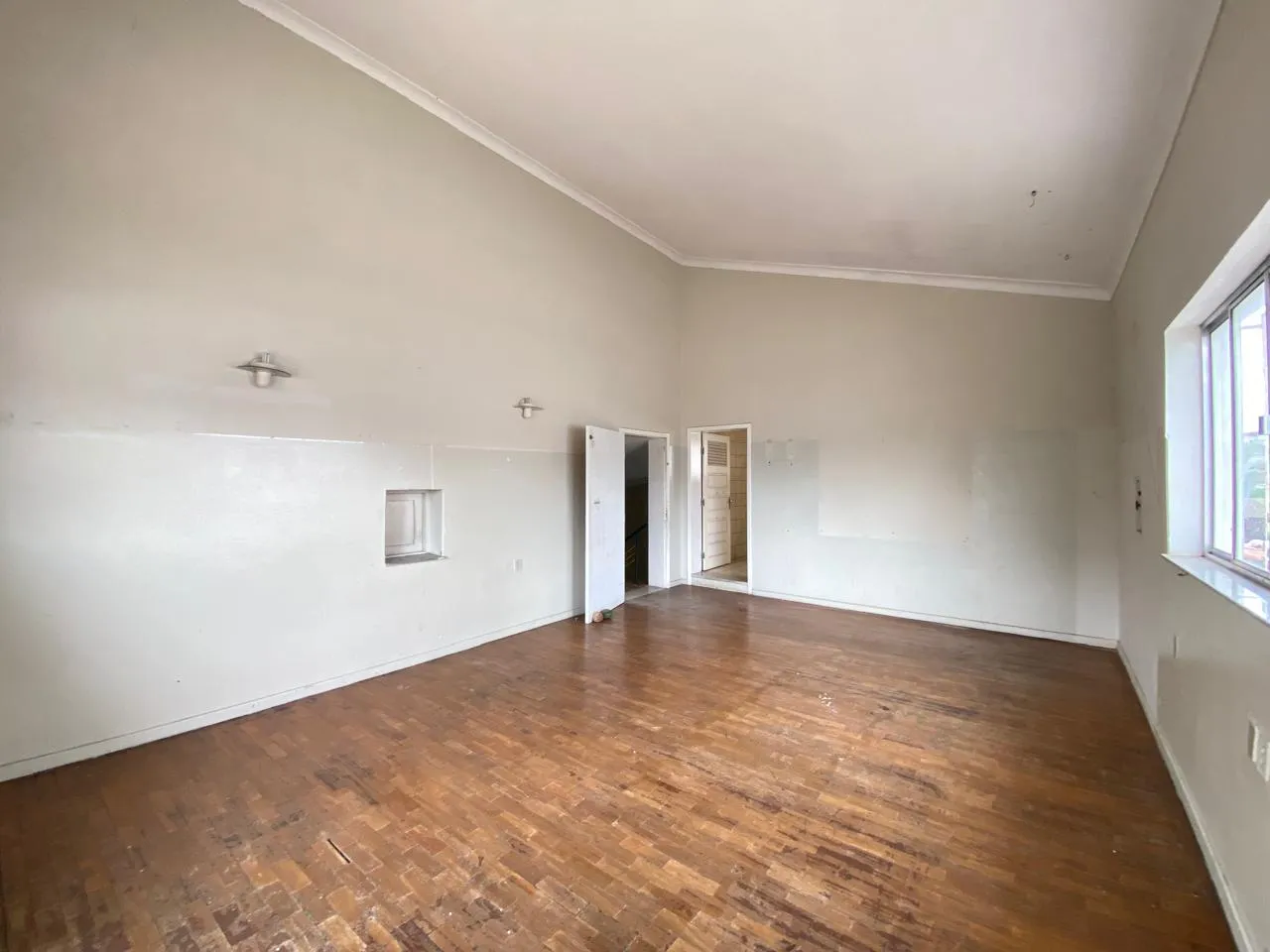 Unfurnished house with 5 bedrooms and 621 m² — photo 18