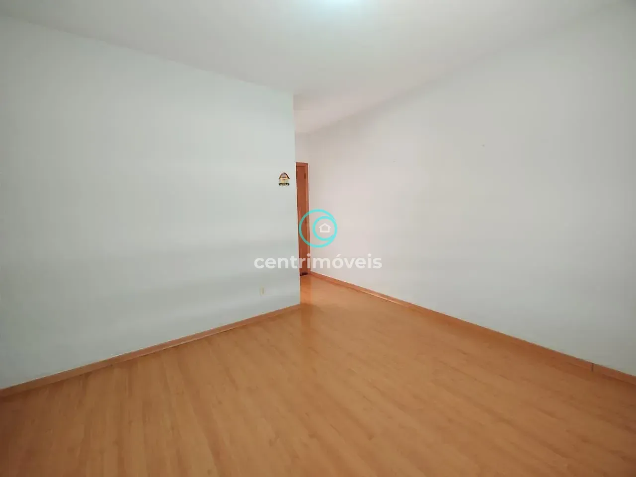 Wood or laminate floors in a 2-bedroom apartment, 50 m² — photo 8
