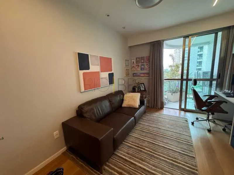 Furnished 4-bedroom apartment with park-view windows — photo 26