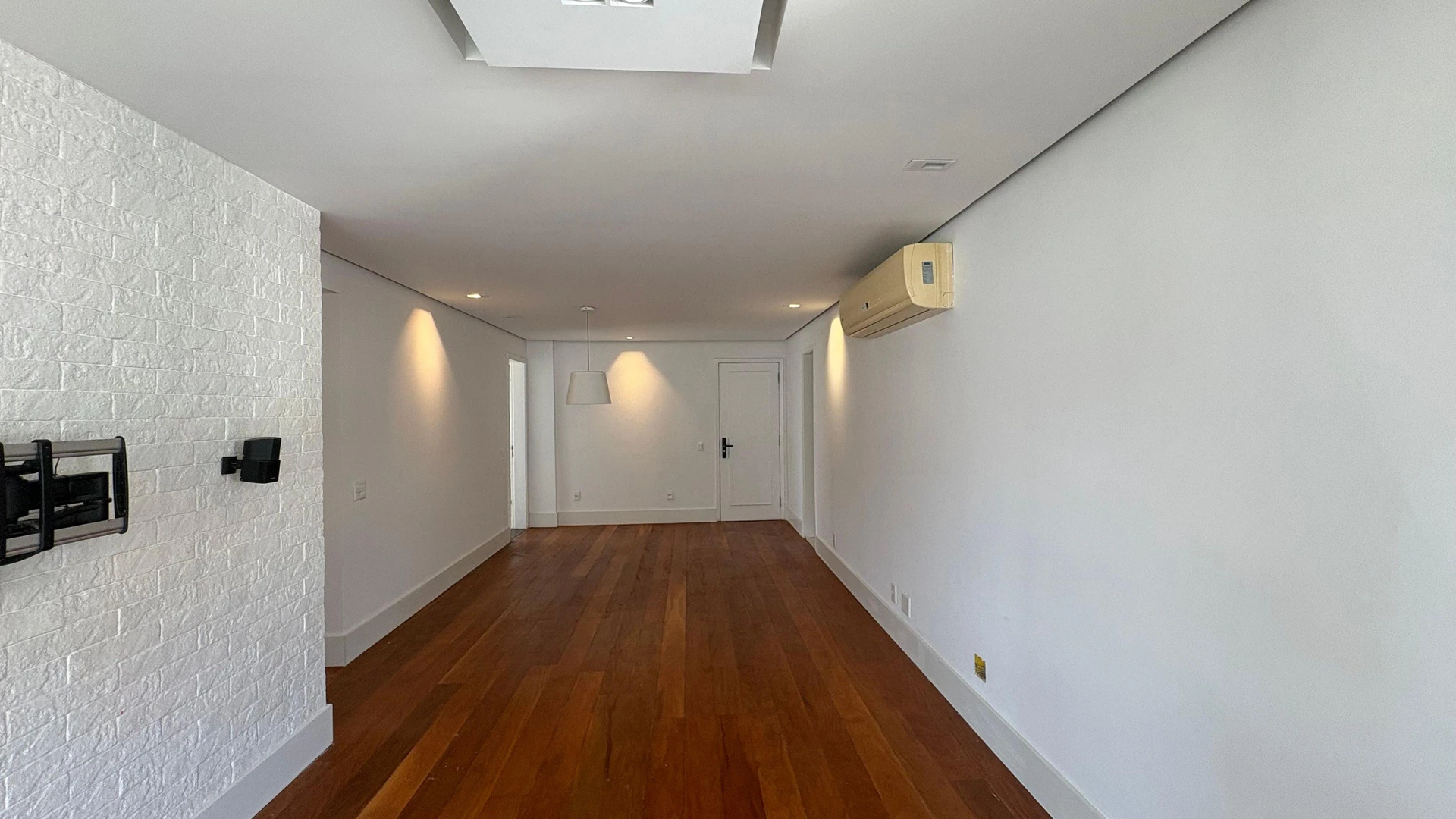 3-bedroom apartment with a glass-enclosed balcony — photo 14