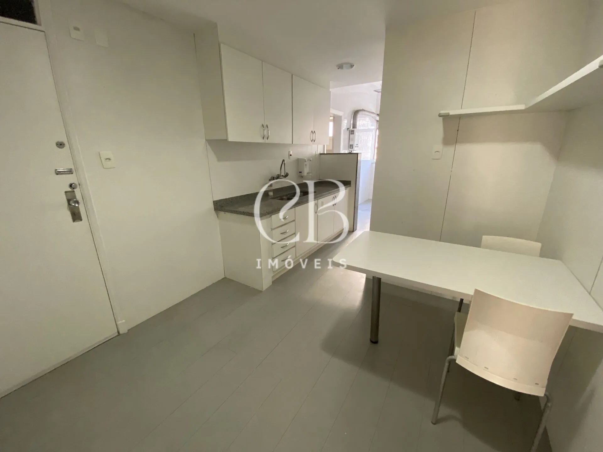 Apartment with 4 bedrooms and a glass-enclosed balcony — photo 59