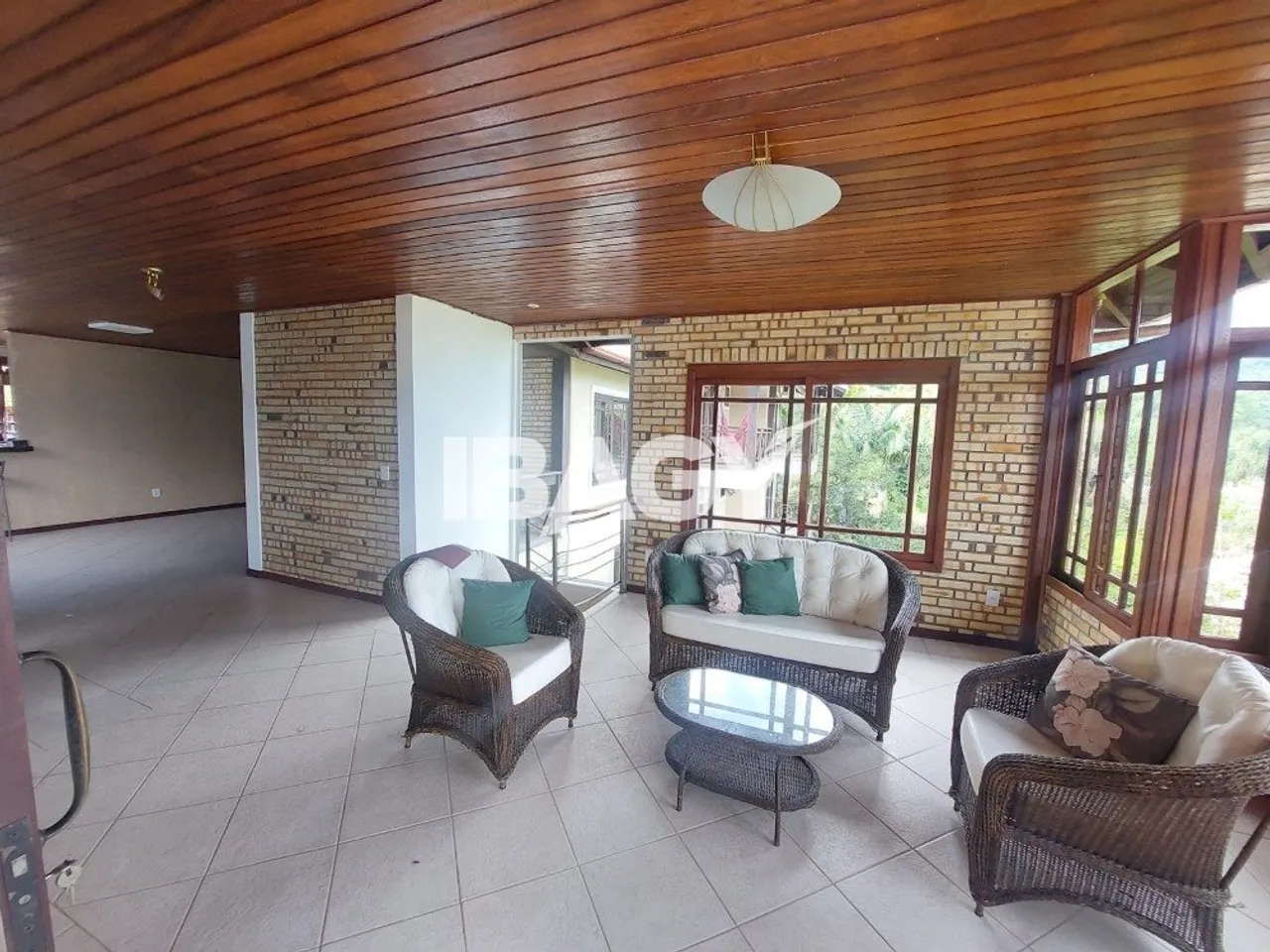 House with 5 bedrooms and an open kitchen with gas stove — photo 13