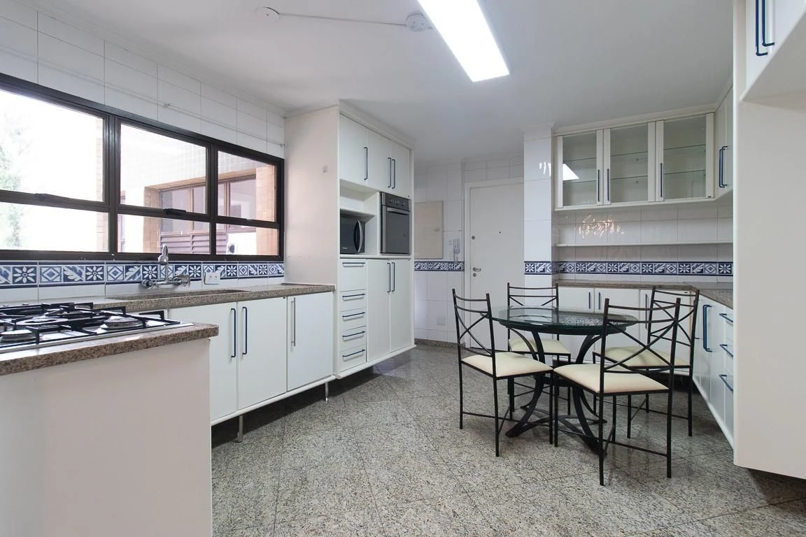 3-bedroom apartment with a bathtub in Curitiba — photo 11