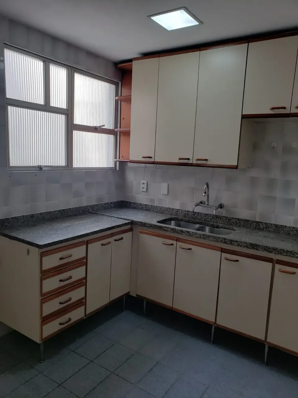 Квартира з 3 спальнями та дерев'яною підлогою або ламінатом — photo 9