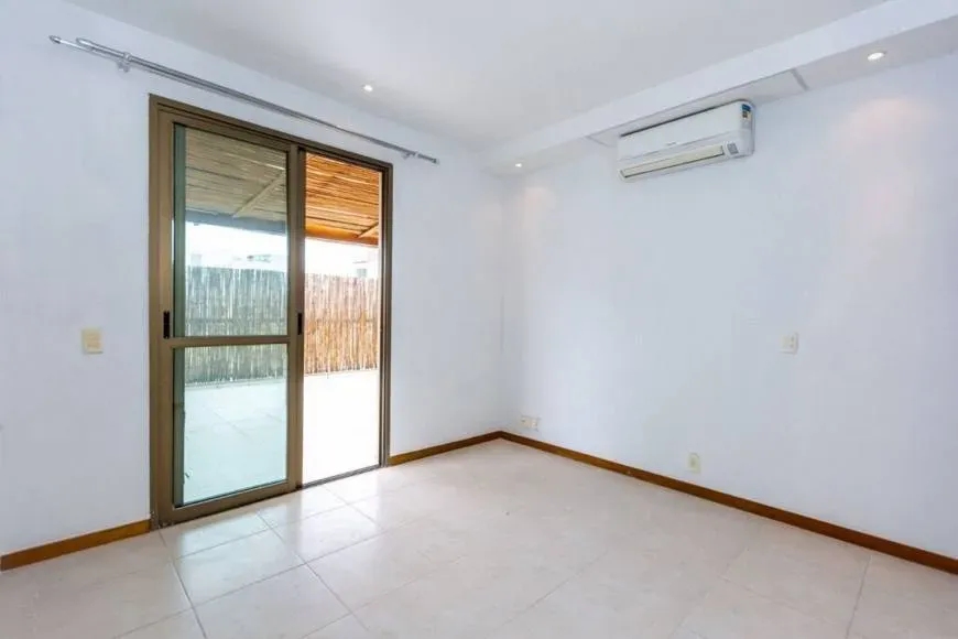 183 m² apartment with a walk-in closet and a bathtub — photo 21