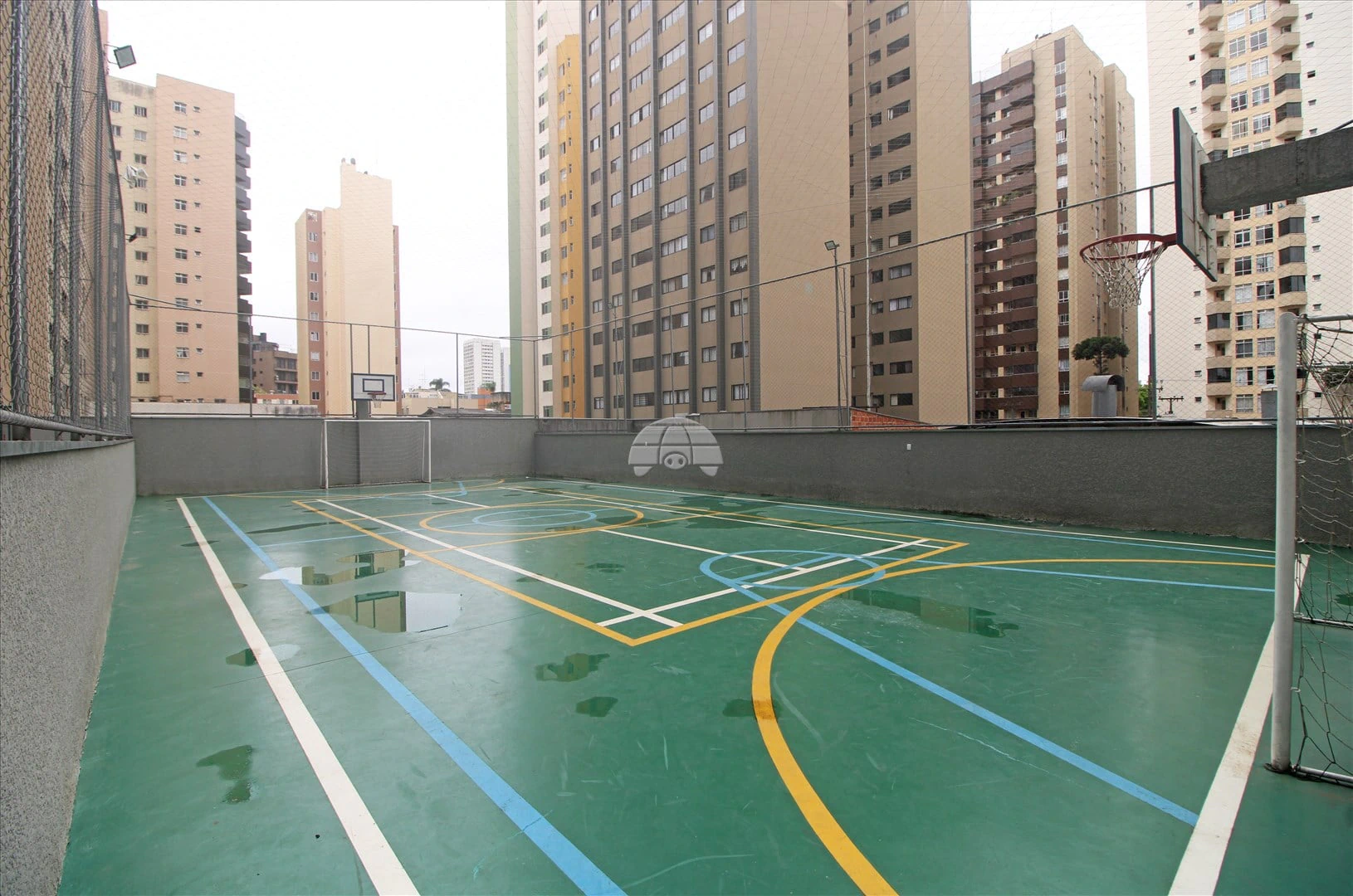 3-bedroom apartment with wood or laminate floors in Curitiba — photo 10