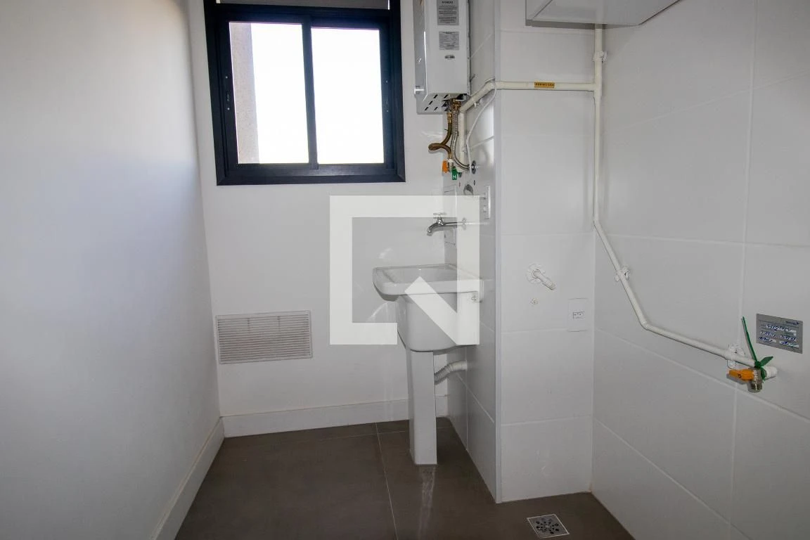 One-bedroom apartment in a building with a gym — photo 35